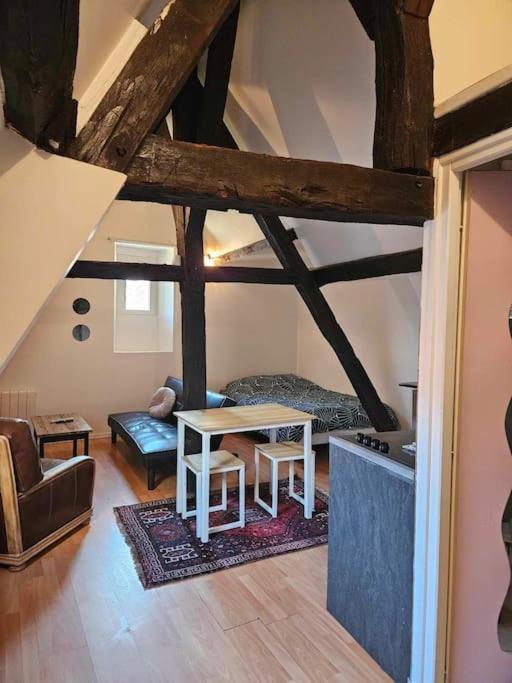 Le Petit Medieval Apartment Montluçon Екстериор снимка