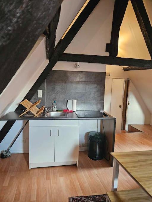 Le Petit Medieval Apartment Montluçon Екстериор снимка