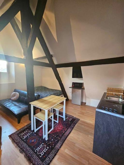 Le Petit Medieval Apartment Montluçon Екстериор снимка