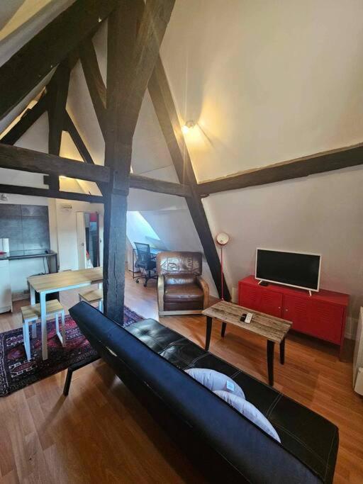 Le Petit Medieval Apartment Montluçon Екстериор снимка